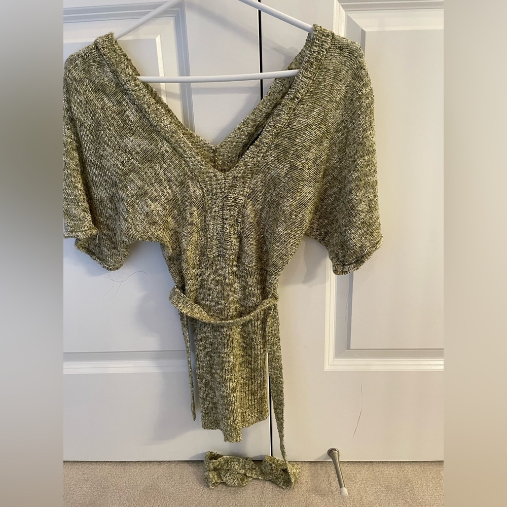Le Chateau v-neck top - size xxs